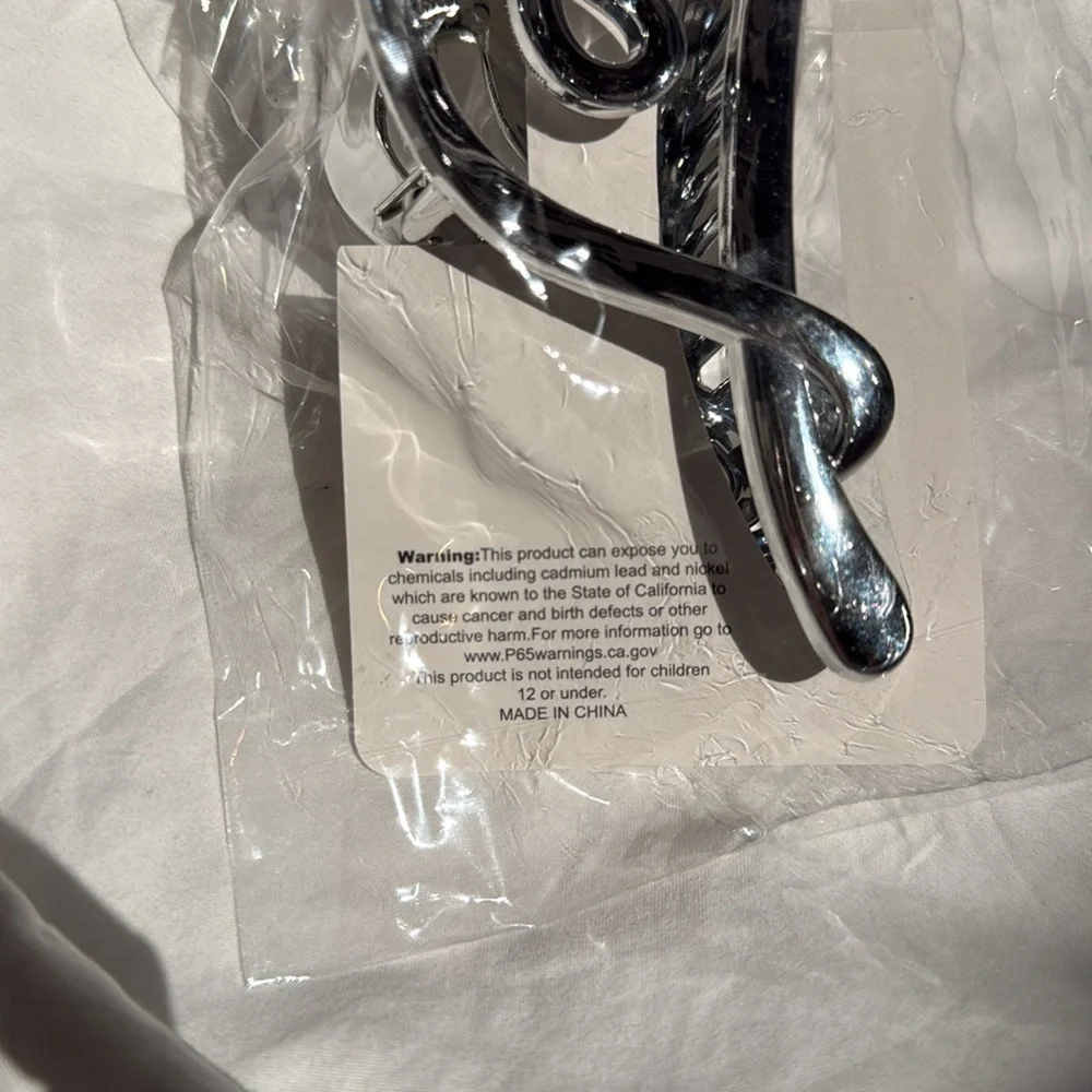 New in Bag, Plero Silver Heart-Shaped Shiny Hair Claw-Clip.